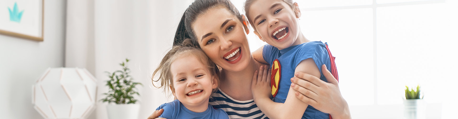 Libreta en Marcha - Una madre e hijas jugando en casa