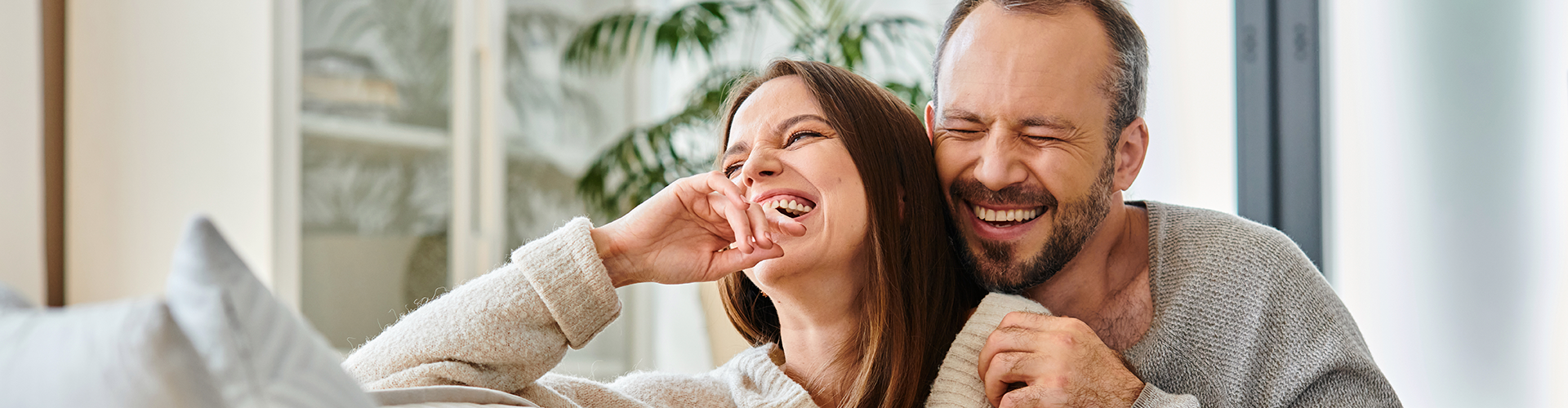 Pareja de funcionaris feliços