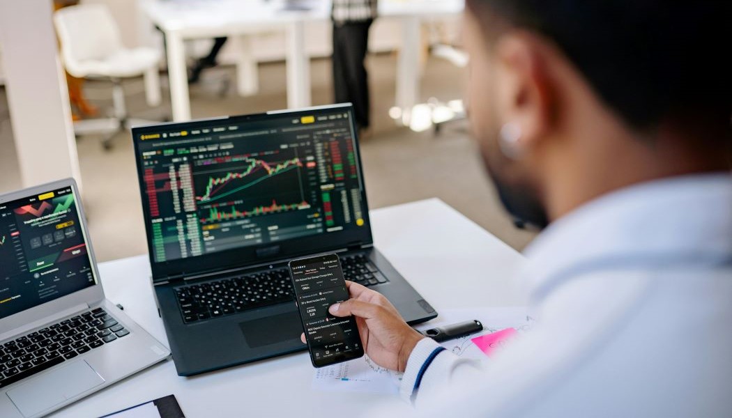 ordinador amb la bossa oberta