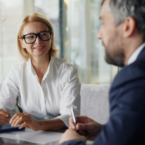 Mujer y hombre de negocios hablando sentados