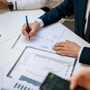 Mesa de trabajo con papeleo