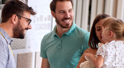 Familia con niña pequeña en una tienda 