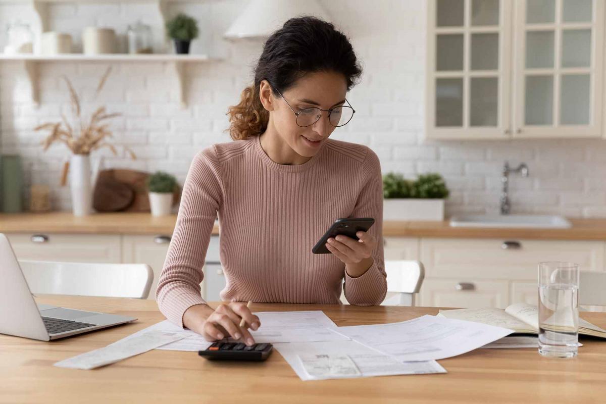 Mujer concentrada mirando el móvil