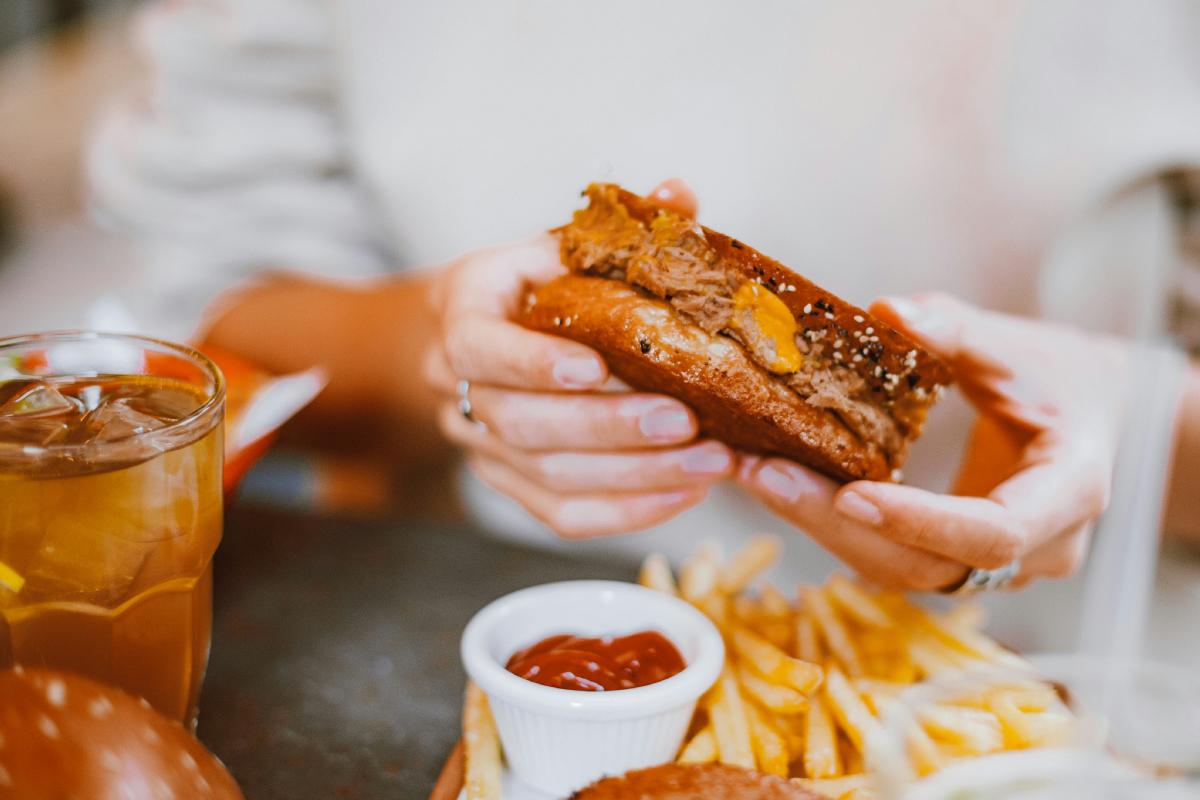 ¿Por qué pedimos hamburguesa con bebida light y nos sentimos bien?