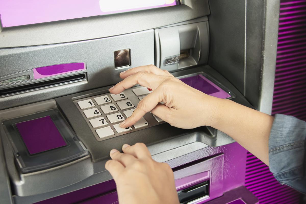 La historia del primer cajero y cómo ha cambiado todo.