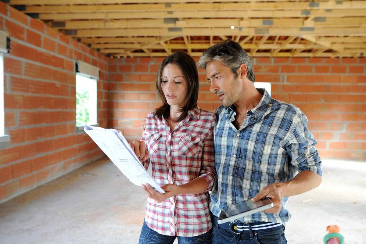 Pareja mirando un plano