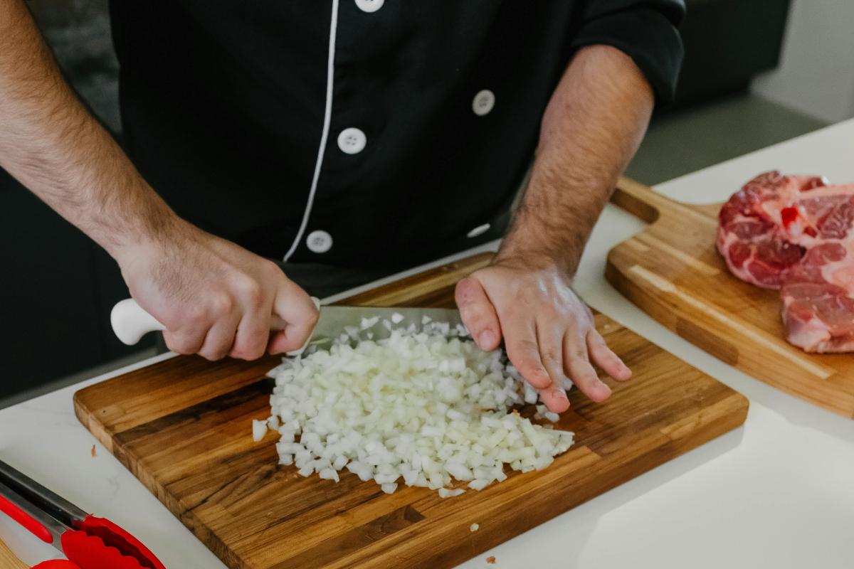 ¿Por qué lloramos al cortar cebolla? Descubre la razón.