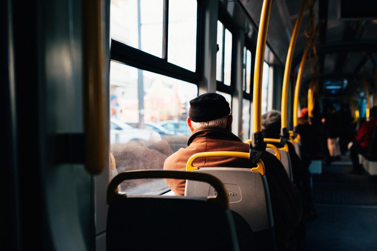 ¿Por qué no podemos evitar leer el periódico de al lado?