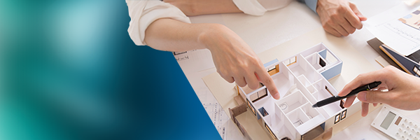 Personas revisando una propuesta de reforma