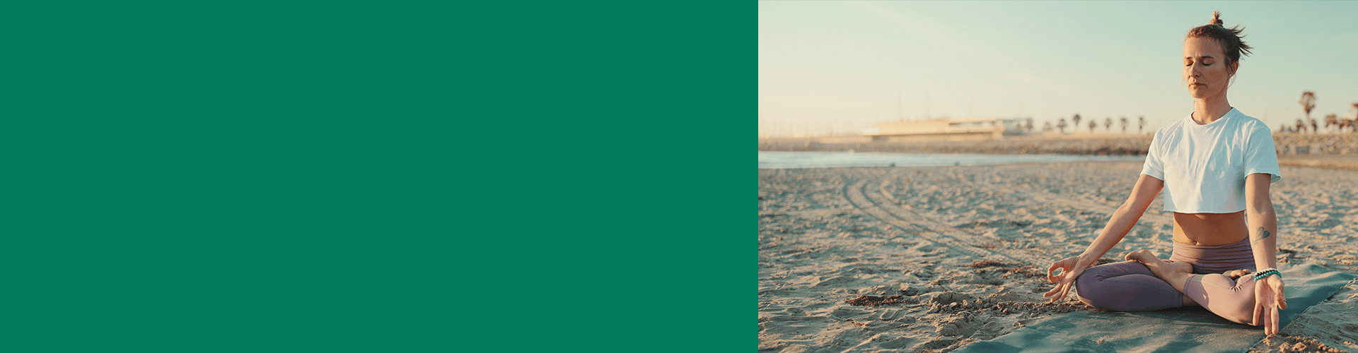 Domicilia tus recibos - Mujer haciendo yoga feliz en la playa